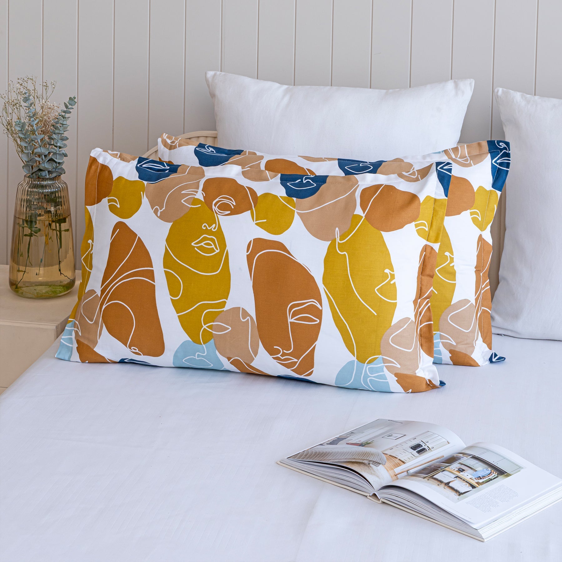 Imprimer Faces of Color - Pillow Cover-1