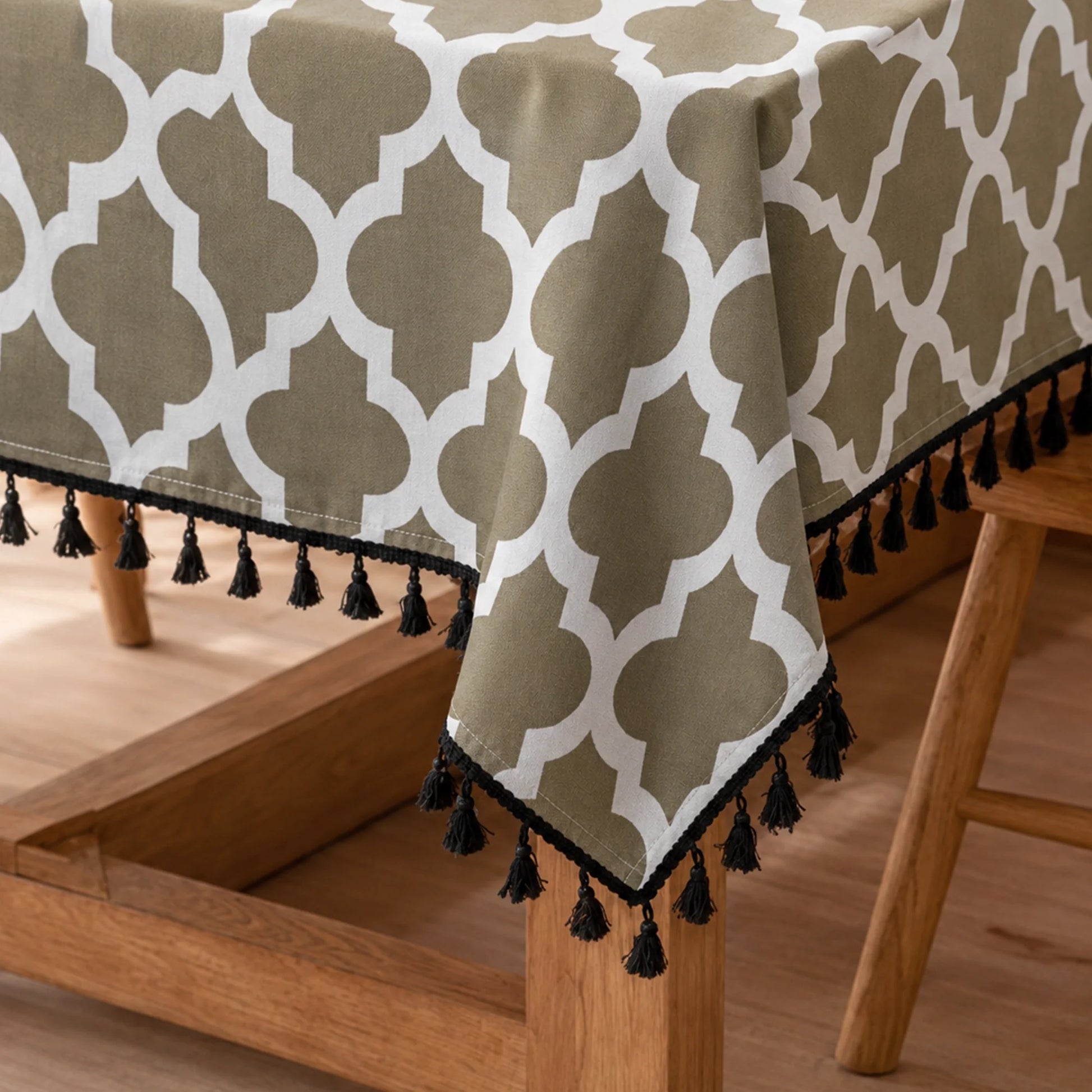 Imprimer Handpicked Quatrefoil - Table Cover (Grey)-2