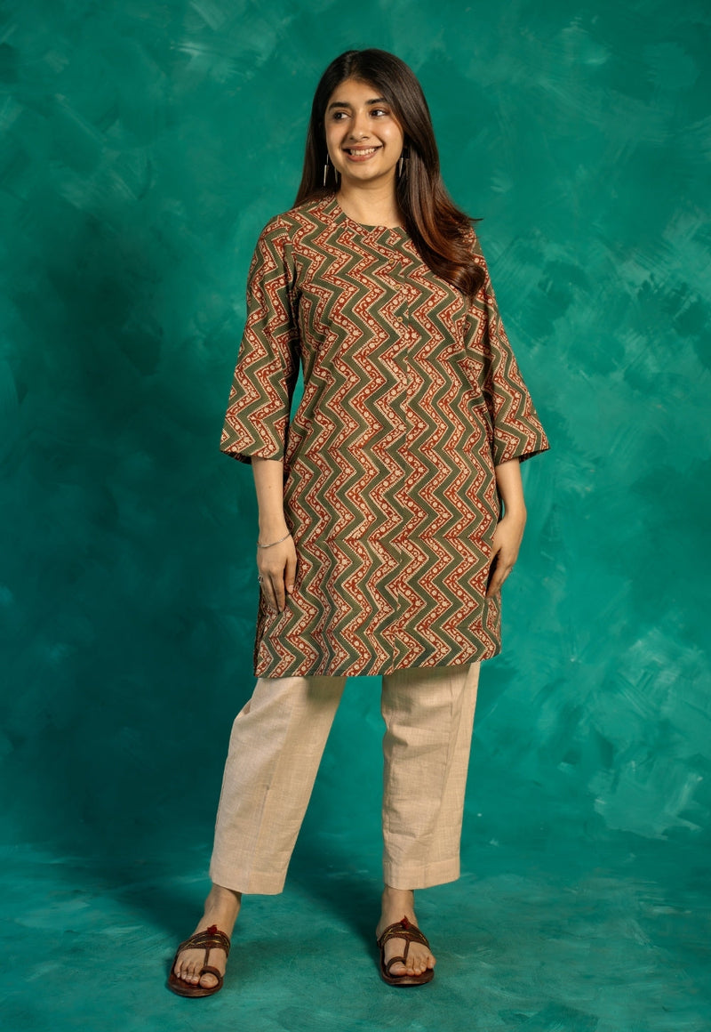 Vaanya Green Bagru Cotton Straight Short Top