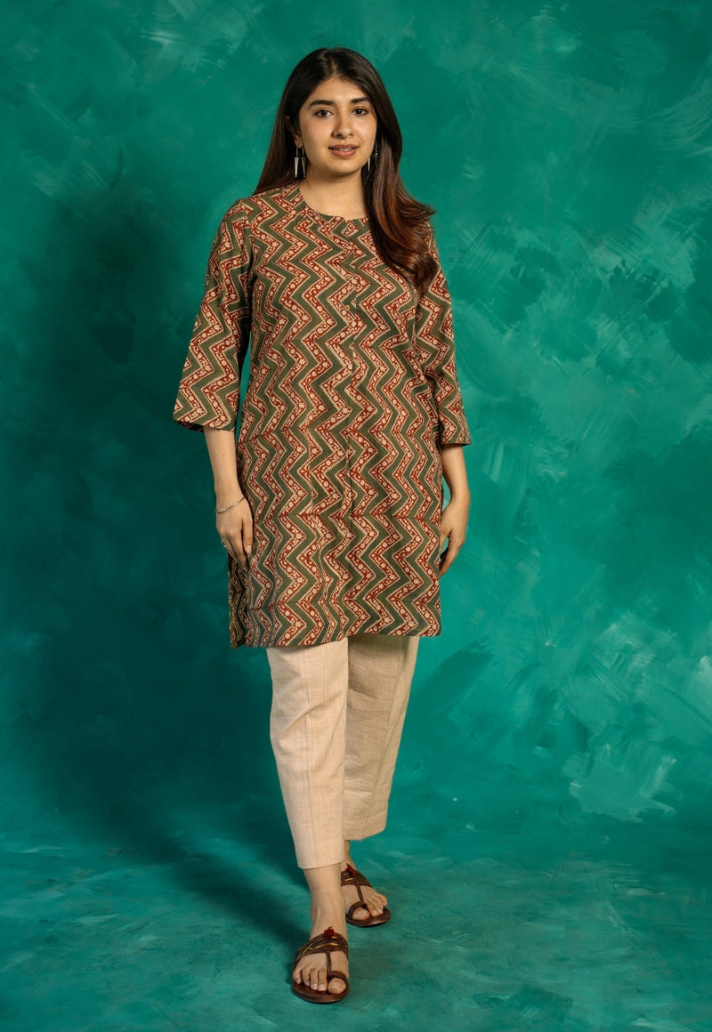 Vaanya Green Bagru Cotton Straight Short Top