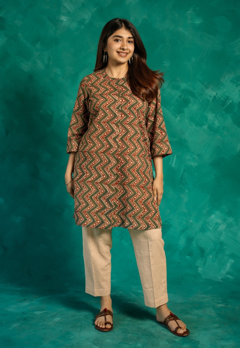 Vaanya Green Bagru Cotton Straight Short Top