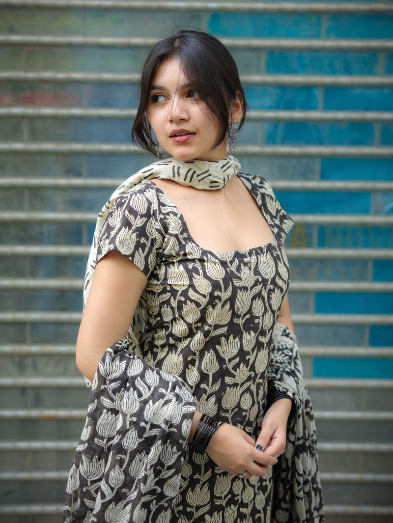 Shadow Bloom Black & White Straight Three Piece Set