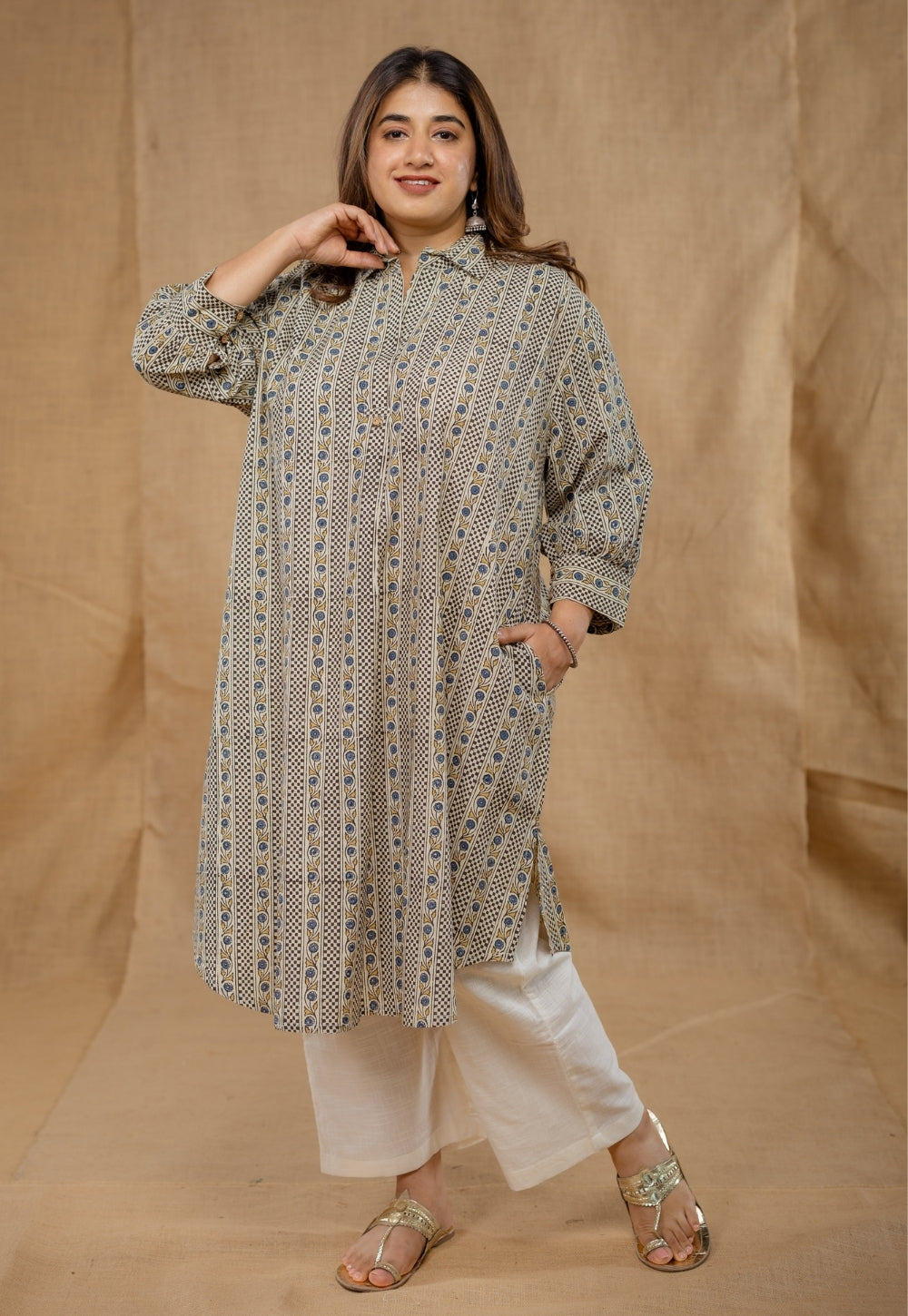 Kiran Off White Ajrakh Cotton Anti-Fit Kurta