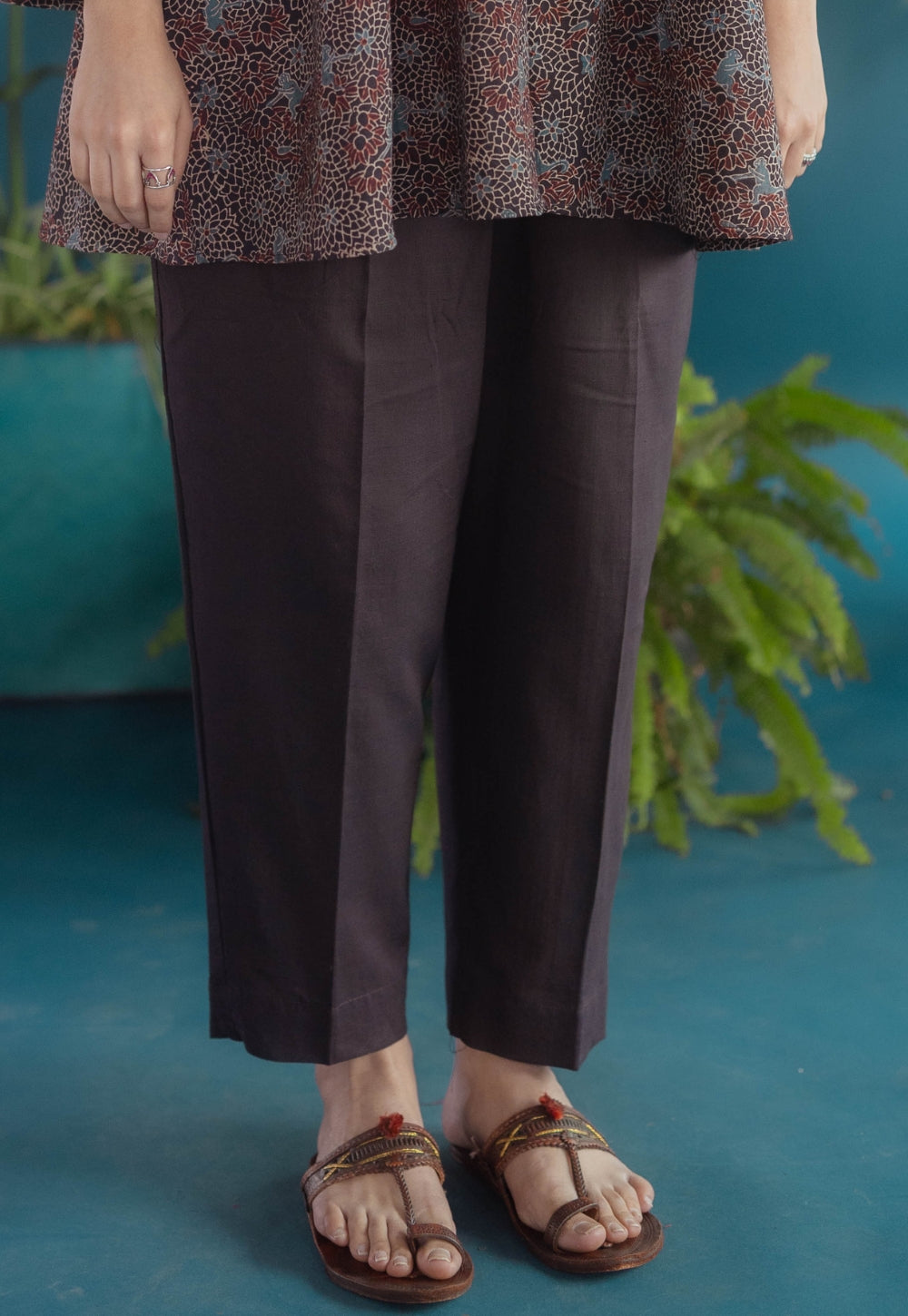 Prita Black Solid Slub Narrow Pant