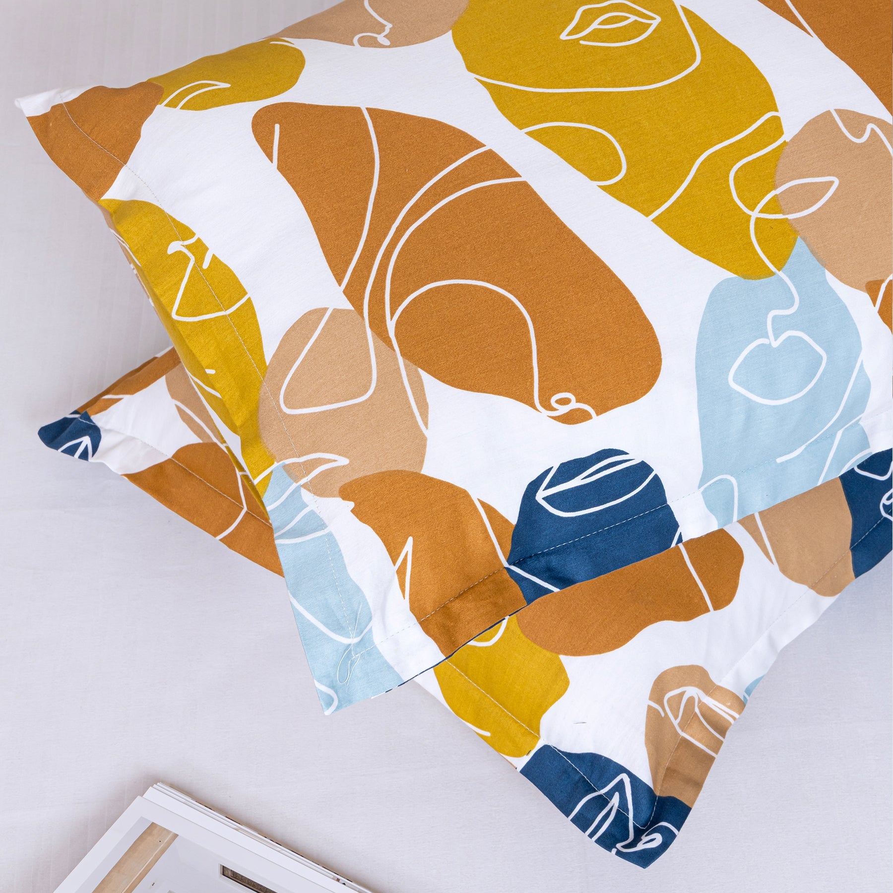 Imprimer Faces of Color - Pillow Cover-4