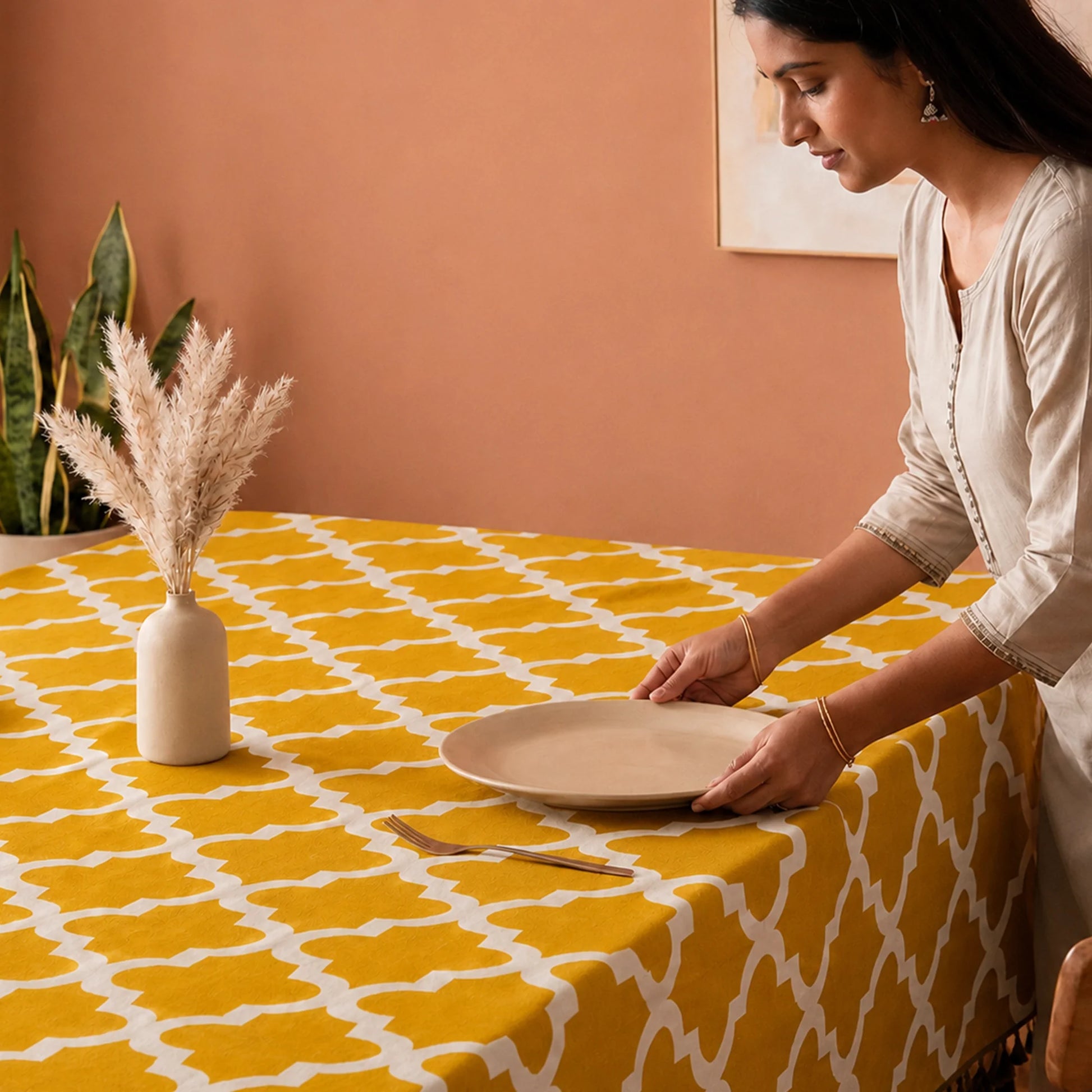 Imprimer Handpicked Quatrefoil - Table Cover (Yellow)-4