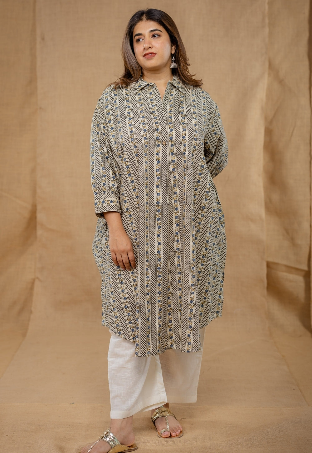 Kiran Off White Ajrakh Cotton Anti-Fit Kurta