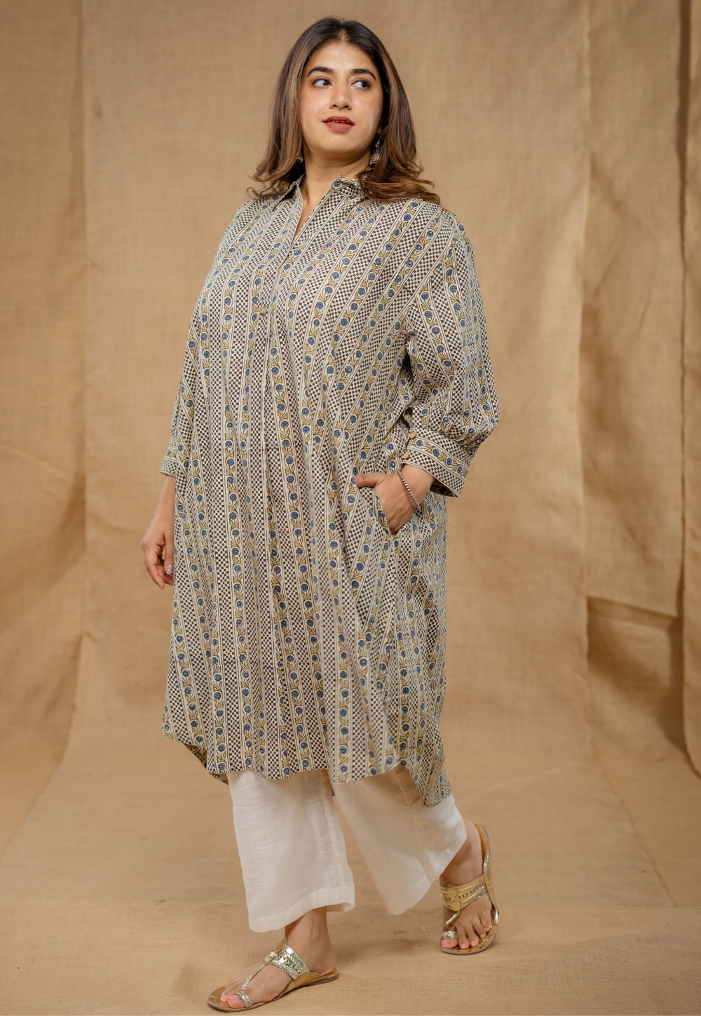 Kiran Off White Ajrakh Cotton Anti-Fit Kurta