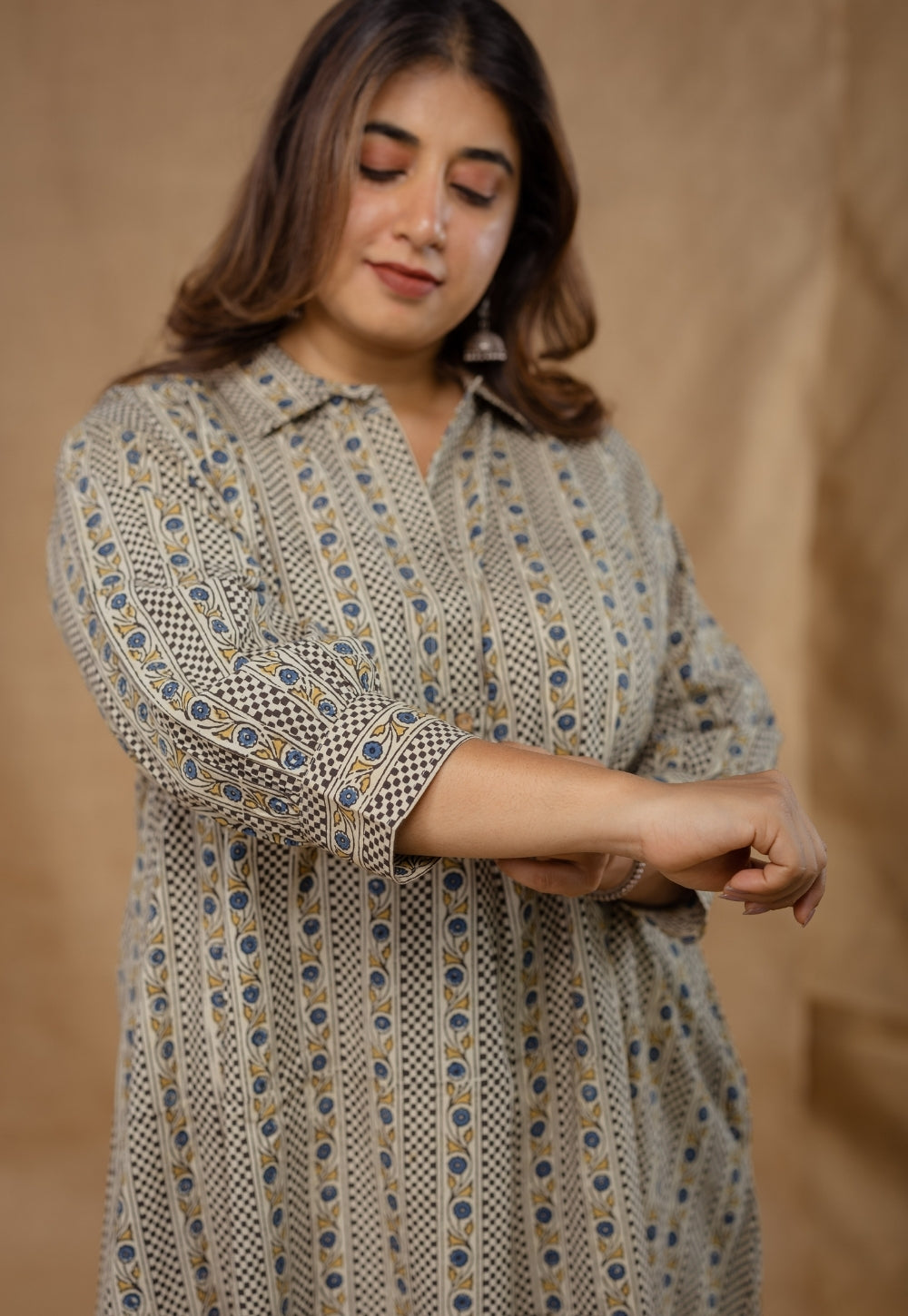 Kiran Off White Ajrakh Cotton Anti-Fit Kurta