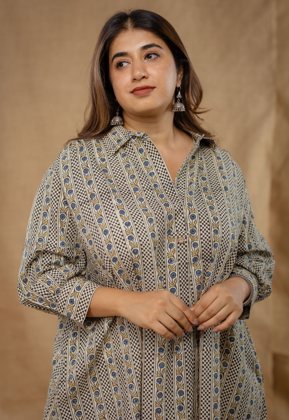 Kiran Off White Ajrakh Cotton Anti-Fit Kurta