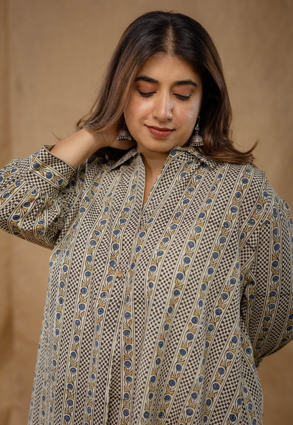 Kiran Off White Ajrakh Cotton Anti-Fit Kurta