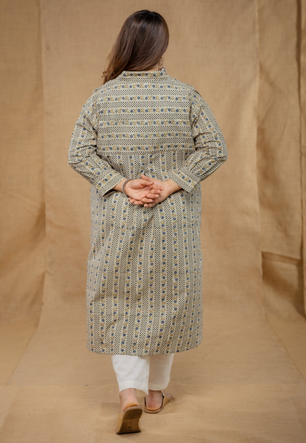 Kiran Off White Ajrakh Cotton Anti-Fit Kurta