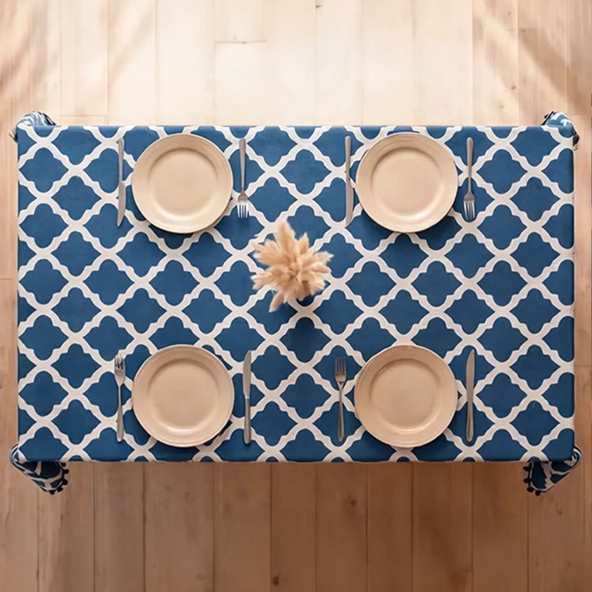 Imprimer Handpicked Quatrefoil - Table Cover (Blue)-6