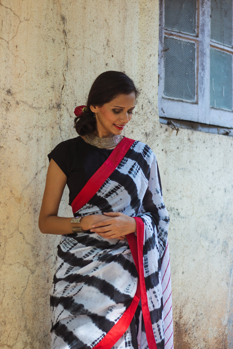 Exclusive Tie Dye Cotton Mul Saree With Handpainted Warli Art (Peacock)-3