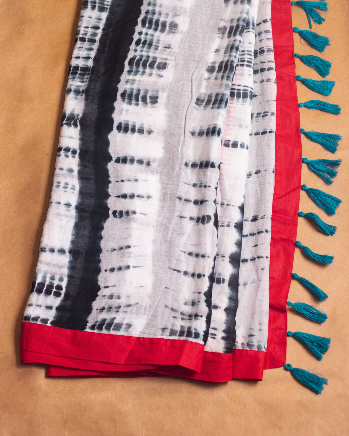 Exclusive Tie Dye Cotton Mul Saree With Handpainted Warli Art (Peacock)-5
