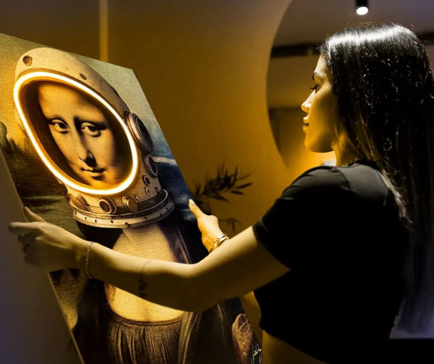 Modern Mona Lisa Pop Art Canvas with Neon-Effect Glow | Limited Edition | Neon Signs India — Image 6