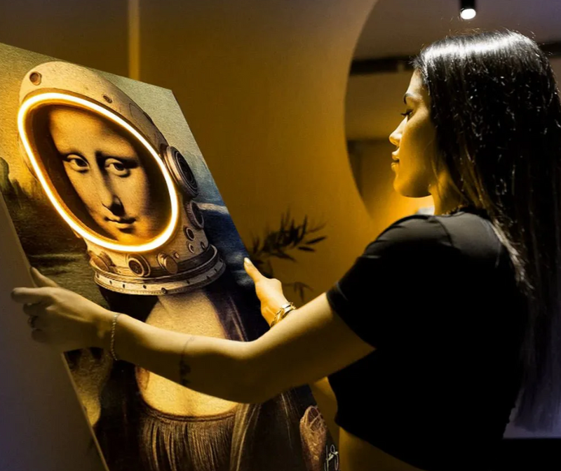 Modern Mona Lisa Pop Art Canvas with Neon-Effect Glow | Limited Edition | Neon Signs India — Image 6