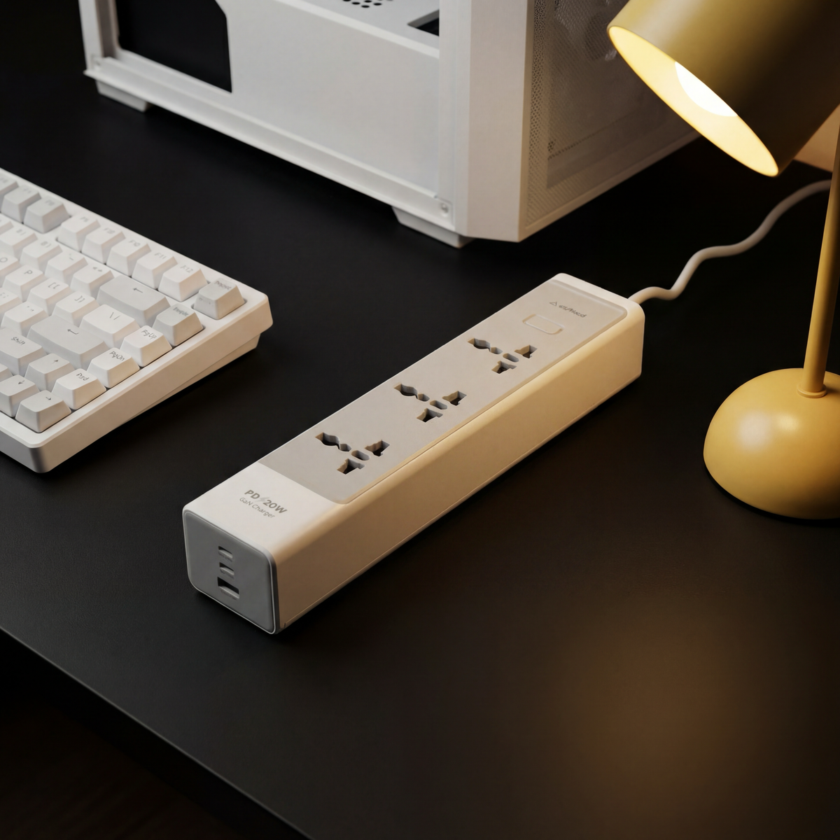 Chargestrip 3 universal AC sockets and a built-in 20W GaN charger.